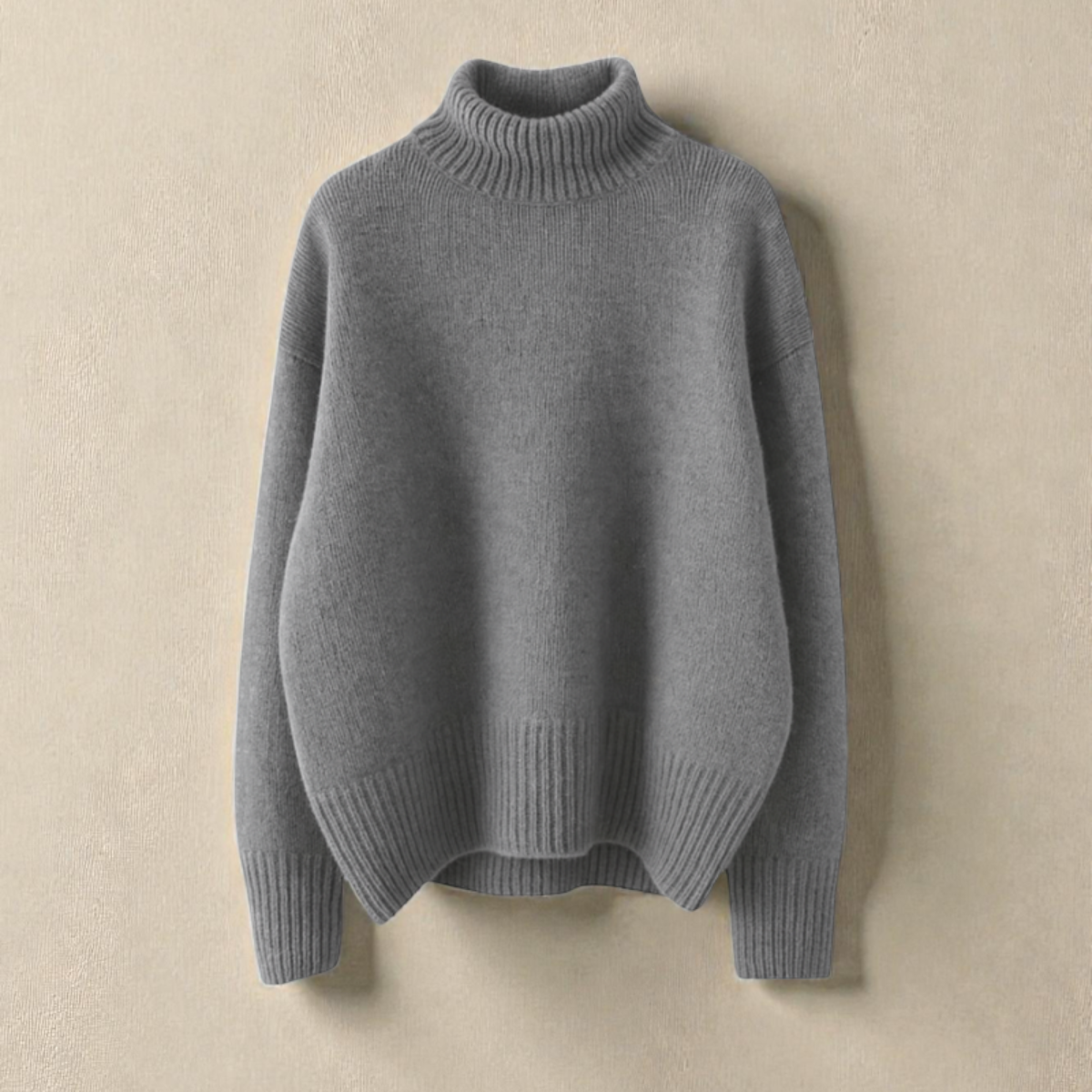 Pull chic et confortable Danoir Paris INES FR1596 en tricot doux, porté par un modèle, couleur neutre, style élégant et moderne