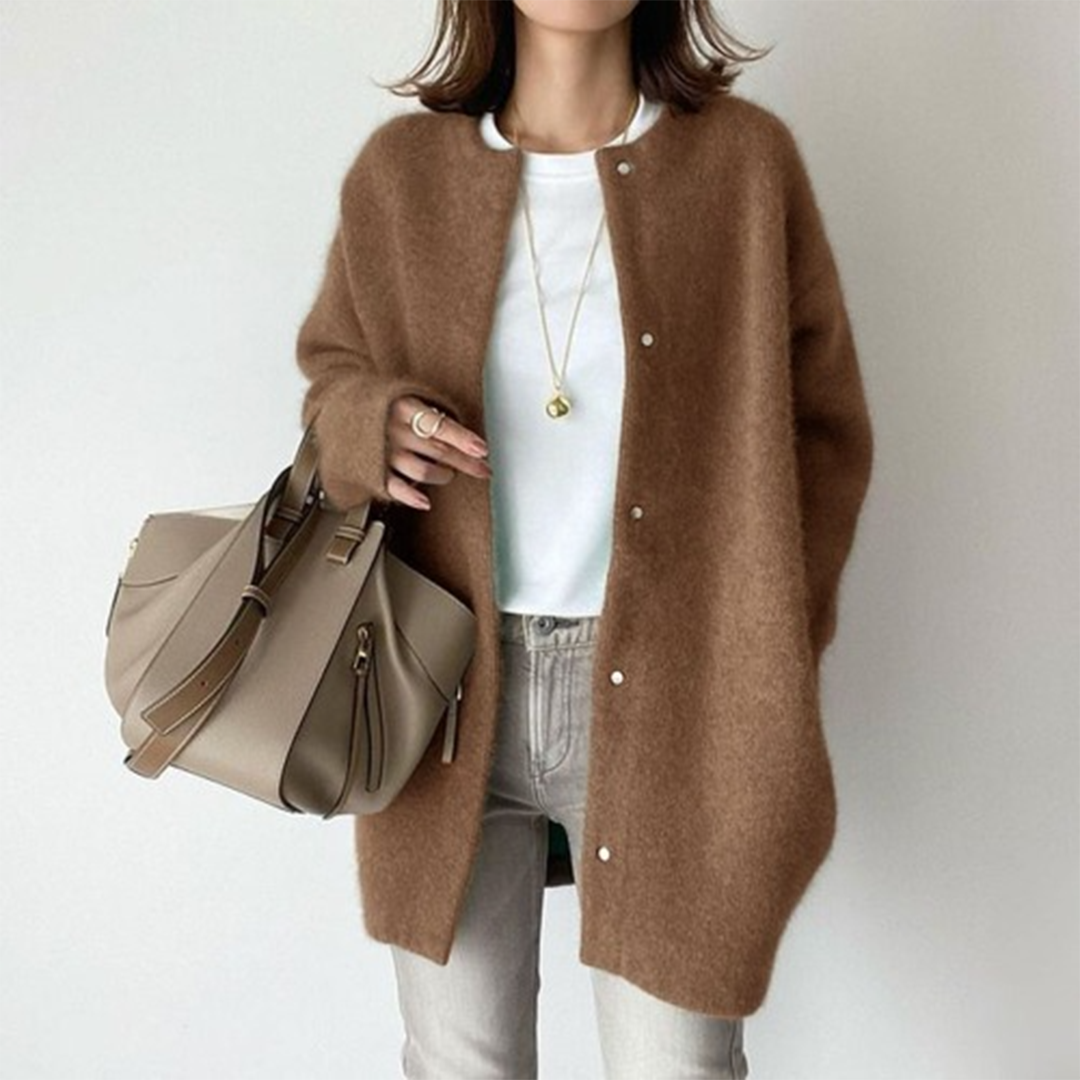 Cardigan élégant Danoir Paris Ingrid en kaki, confortable, taille XS, porté ouvert avec manches longues.