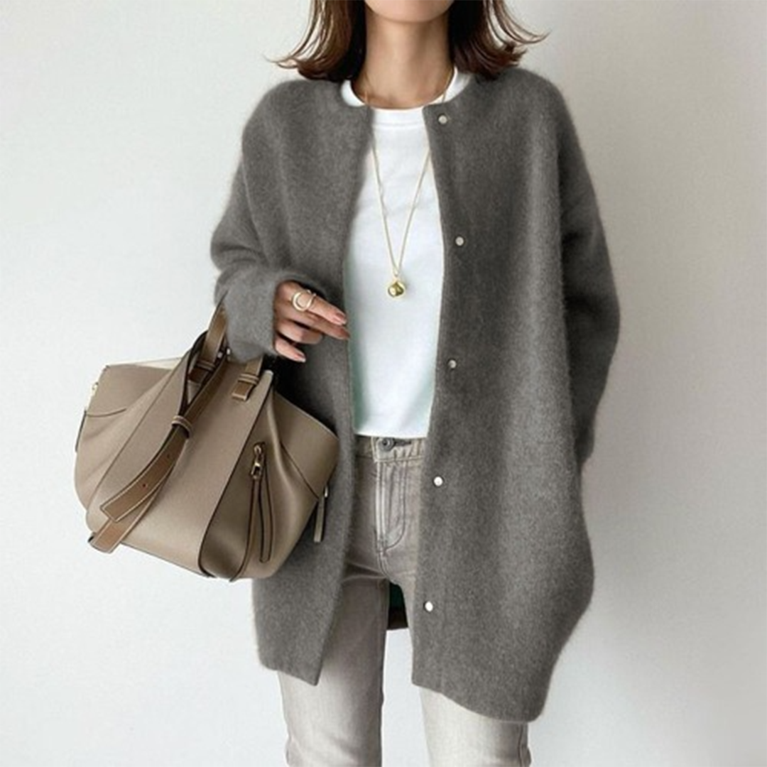 Cardigan élégant Danoir Paris Ingrid en kaki, modèle confortable, porté en XS, idéal pour un style chic et décontracté.