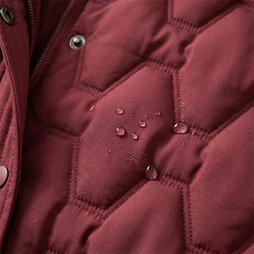 Manteau long imperméable Lumière de Danoir Paris, style élégant, couleur sombre, vue de face sur fond blanc.