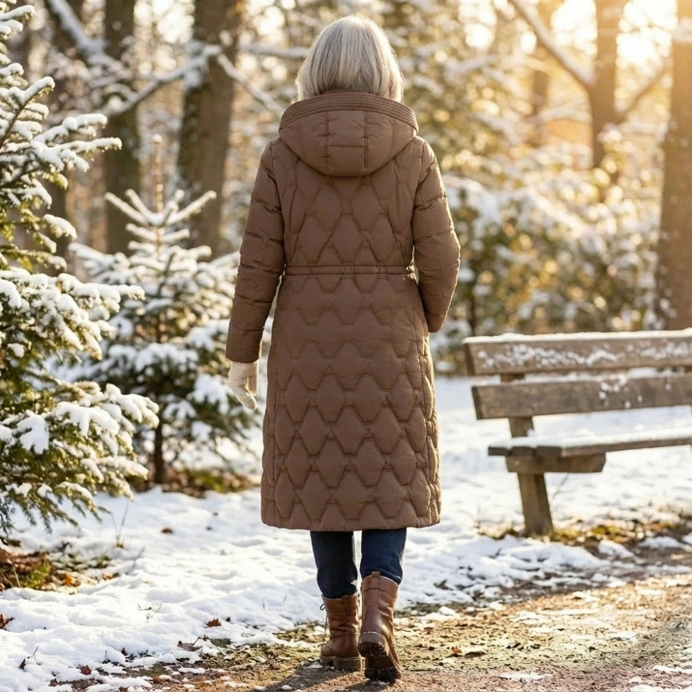Imperméable long Danoir Paris Lumière, manteau élégant avec capuche, tissu imperméable, vue de face sur fond neutre.