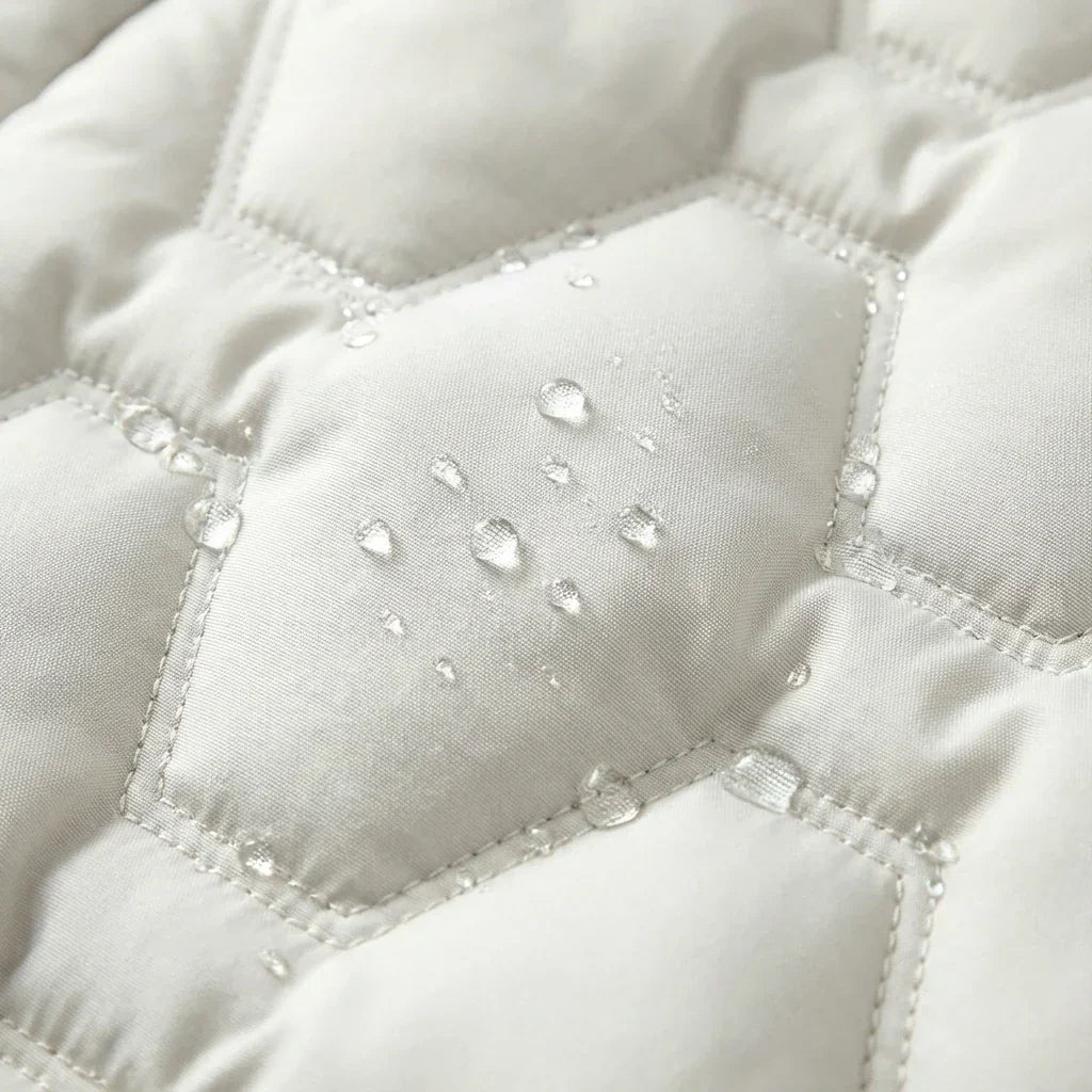 Manteau long imperméable Lumière de Danoir Paris, style élégant et pratique pour la pluie, en tissu imperméable noir.