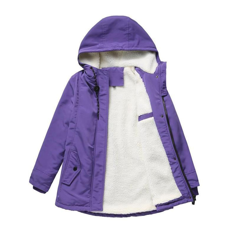 Manteau hivernal élégant Amina de Danoir Paris, coupe chic, en tissu chaud, porté avec col montant et boutons sophistiqués.