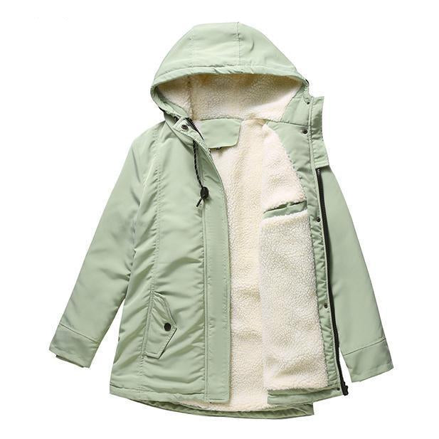 Manteau hivernal élégant Danoir Paris Amina, style sophistiqué et chaud, en tissu épais, porté par un mannequin.