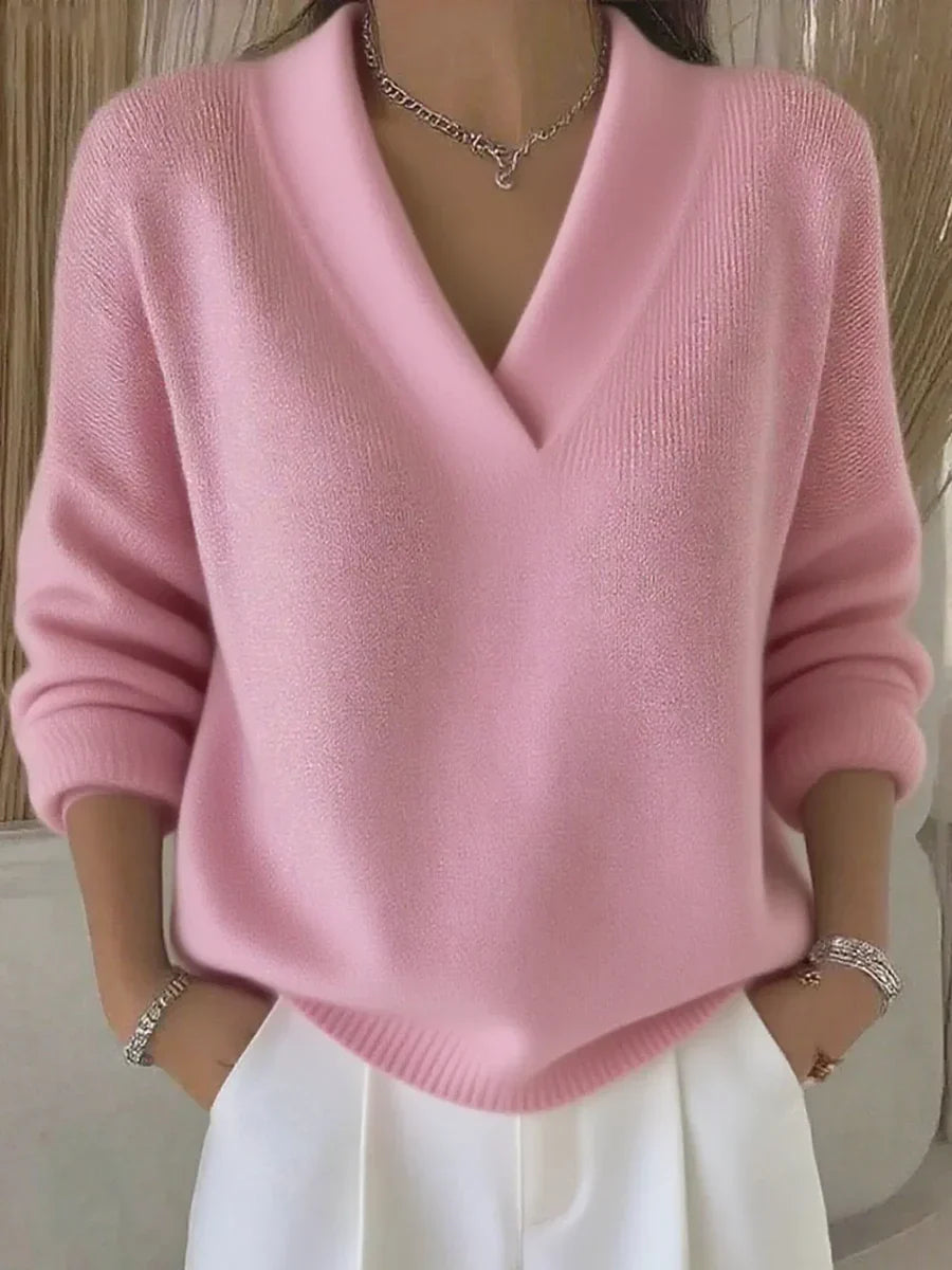 Pull v-neck élégant Faye de Danoir Paris en rose, douceur et style avec col en V et coupe flatteuse.