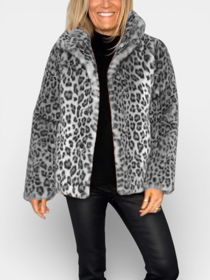 Manteau Léopard élégant Leia de Danoir Paris, long kaki avec motif animal, pour un style sophistiqué et tendance.