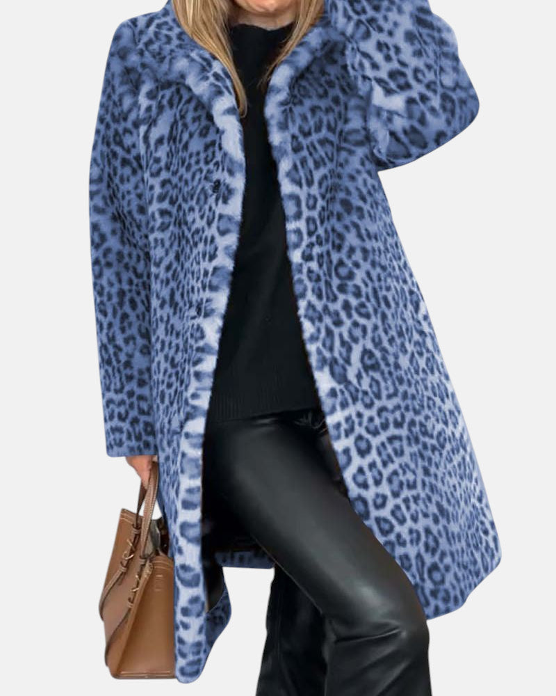 Manteau léopard élégant Danoir Paris Leia avec motif animal, coupe sophistiquée et détails mode visibles sur l'image.