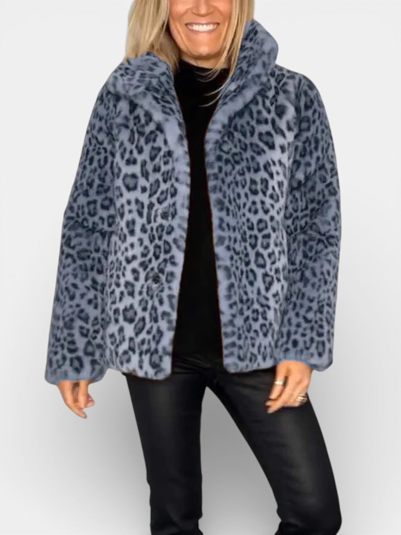 Manteau léopard élégant Danoir Paris Leia, coupe sophistiquée et motif animalier, porté sur un modèle.