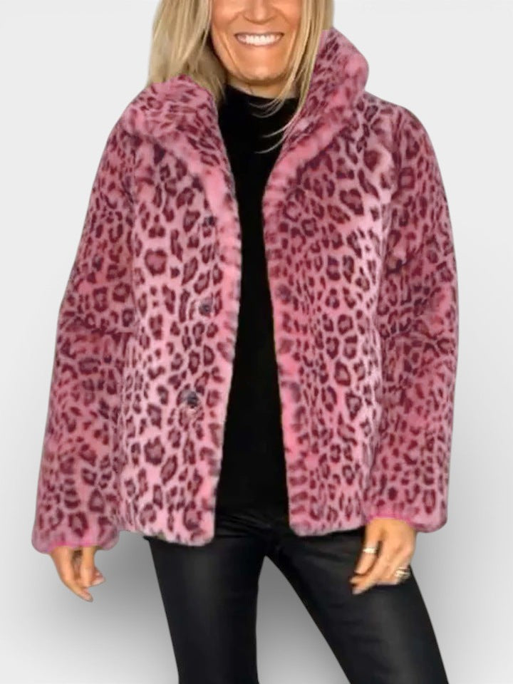 Manteau léopard élégant Danoir Paris Leia, coupe sophistiquée, motif animalier, porté sur un fond neutre.