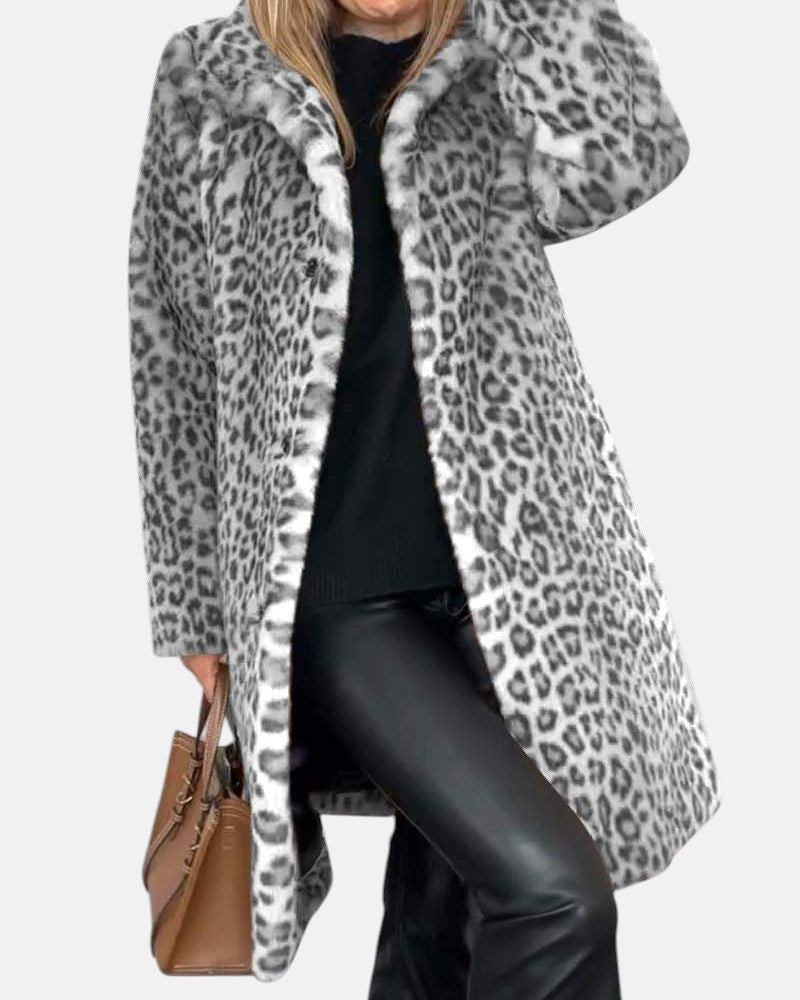 Manteau léopard élégant Danoir Paris, modèle Leia, en tissu à motif animal, porté sur mannequin blanc.