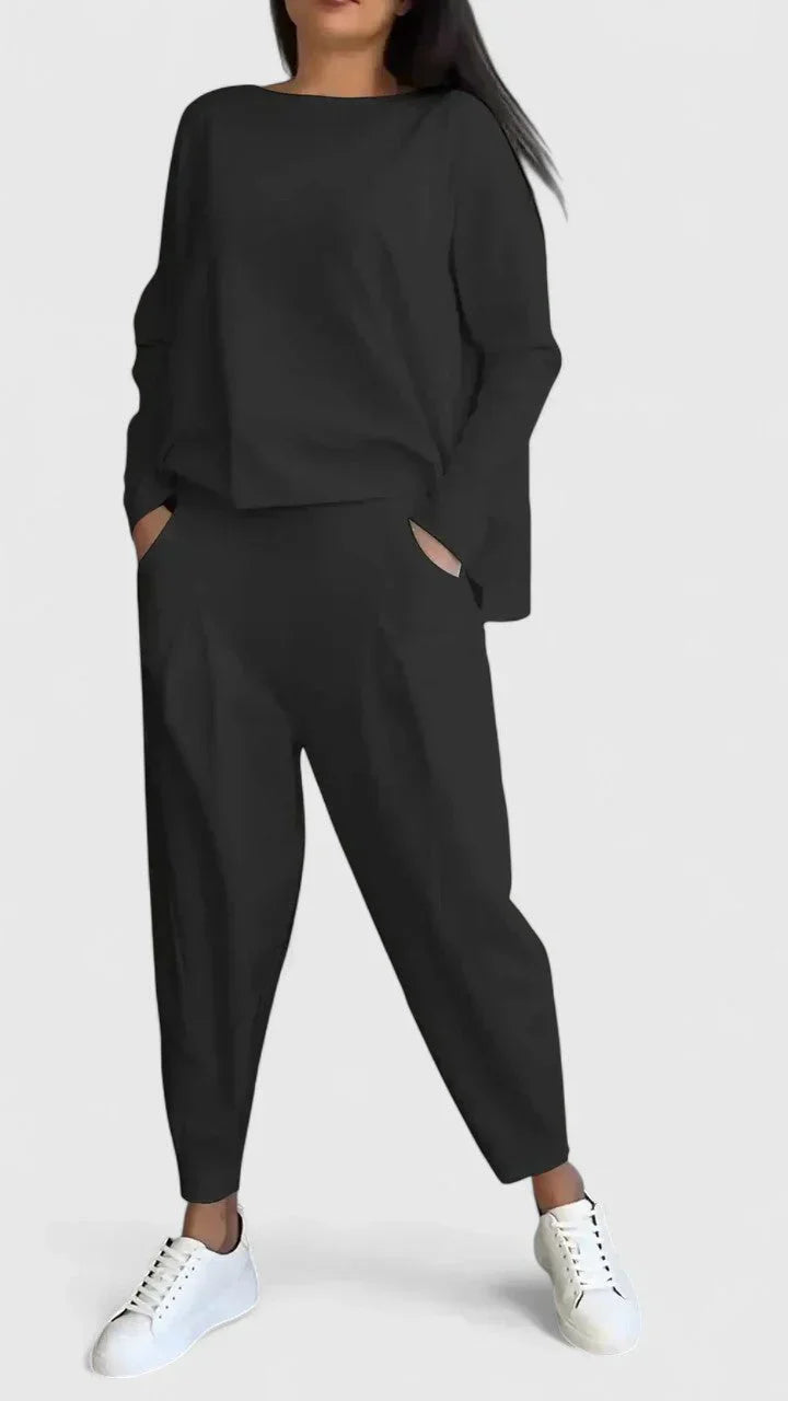 Ensemble décontracté Cassandra de Danoir Paris, style chic, composé d'une veste et pantalon en tissu léger, vue en gros plan.
