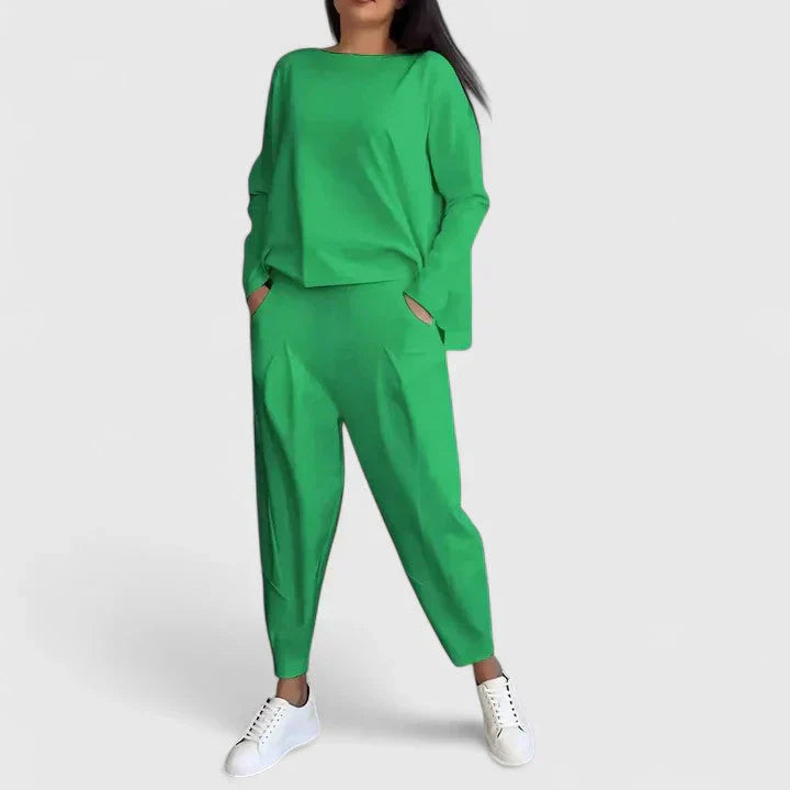 Ensemble décontracté Cassandra de Danoir Paris, costume chic avec haut et pantalon, look élégant et confortable.