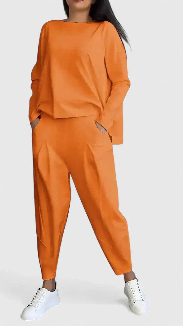 Ensemble décontracté Cassandra de Danoir Paris, style chic et confortable, composé d'un haut et d'un pantalon en tissu léger.