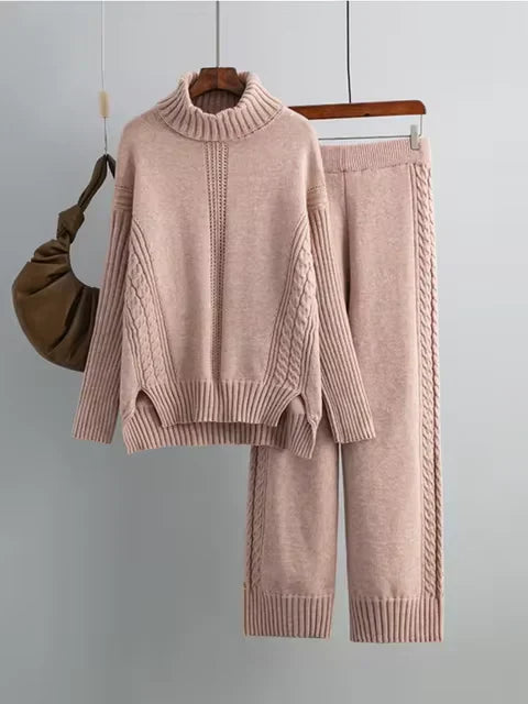 Ensemble tricoté chic Vianna de Danoir Paris, vêtement élégant en laine douce, porté sur un fond neutre.