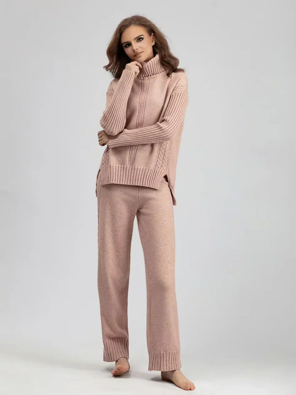 Ensemble tricoté chic Vianna de Danoir Paris, veste et pantalon en laine douce, couleur neutre, porté sur mannequin.