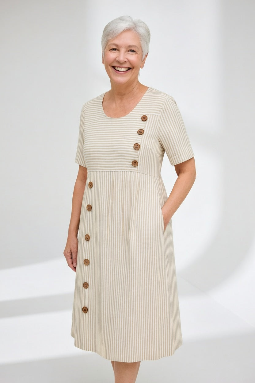 Robe fluide rayée beige de Danoir Paris, modèle FR44, avec un style estival léger et élégant.