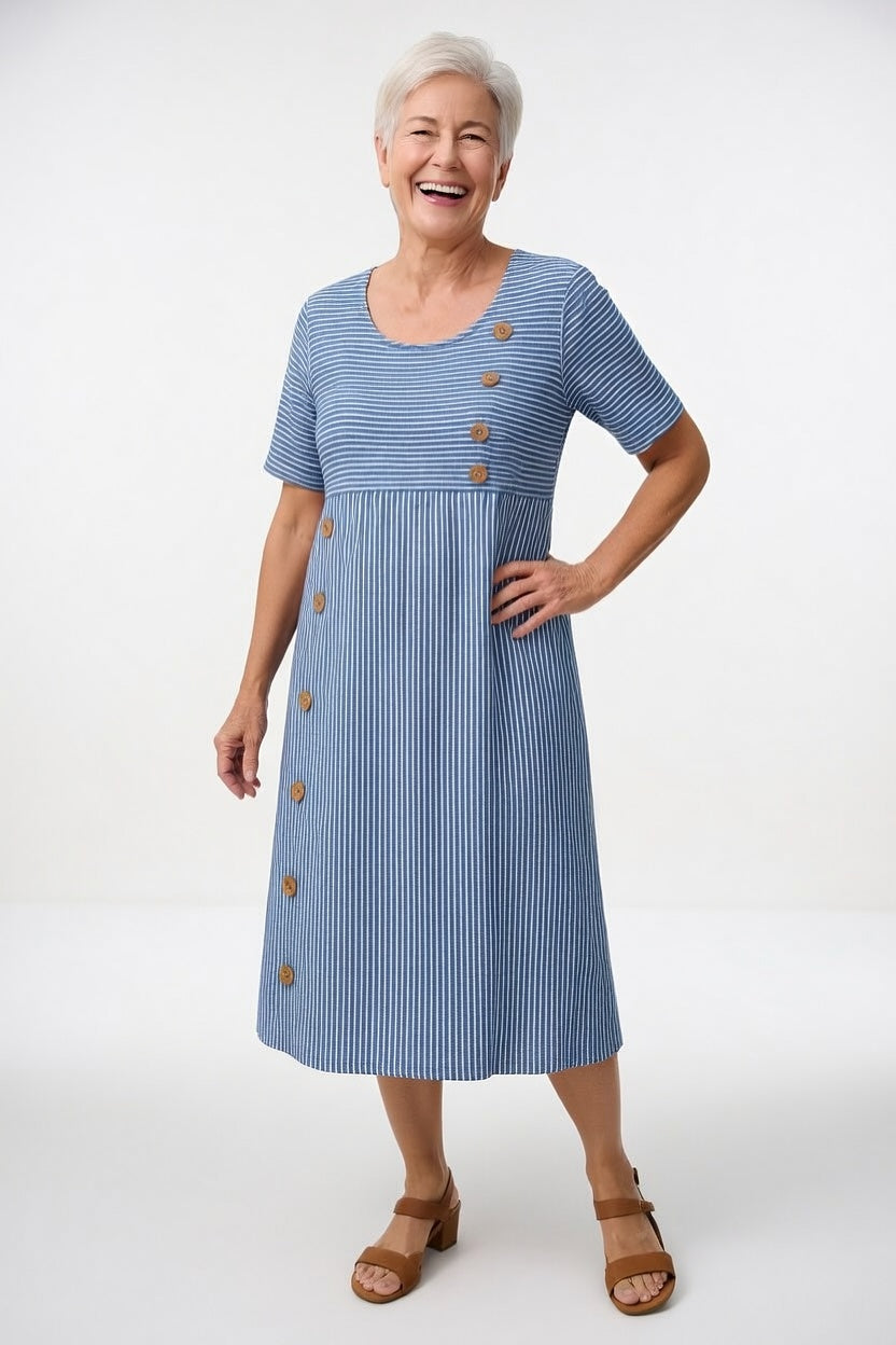 Robe fluide rayée bleue Danoir Paris, modèle FR44, avec coupe estivale et charme léger, portée avec accessoires.