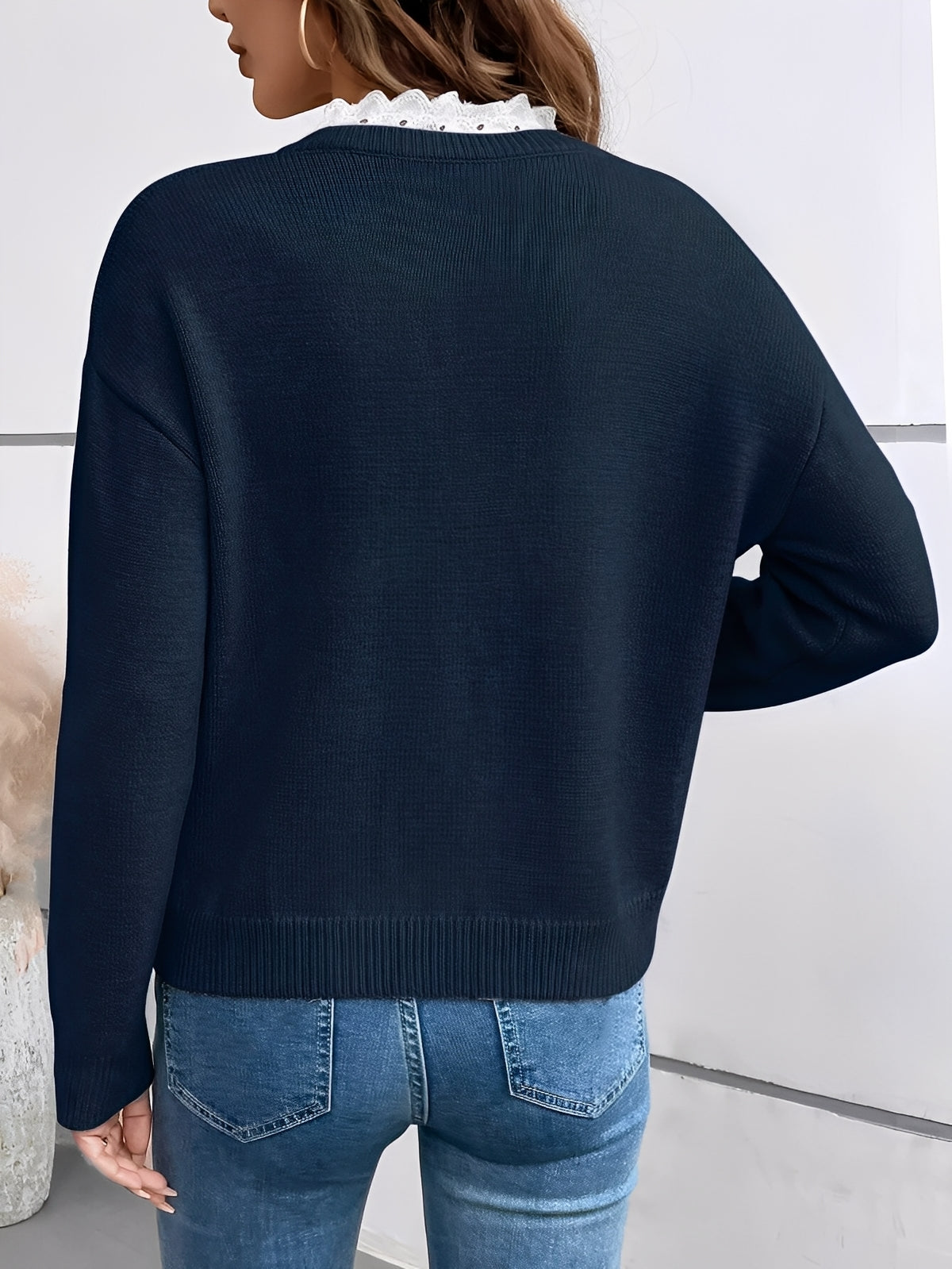 Blouse en dentelle navy Danoir Paris Vera, élégante et féminine, avec détails en dentelle fine et coupe fluide.