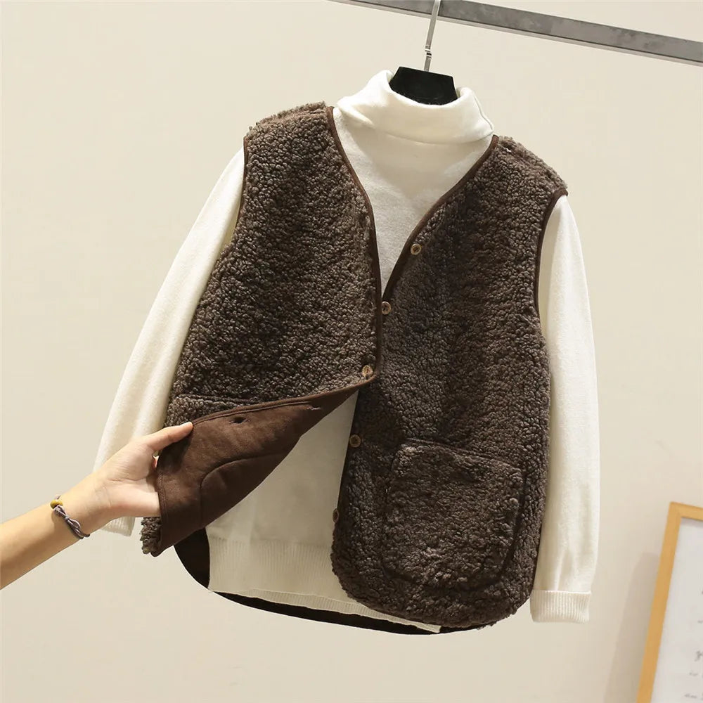 Gilet polaire Danoir Paris Colette FR784, doux et chaud, porté par une femme dans un intérieur moderne.