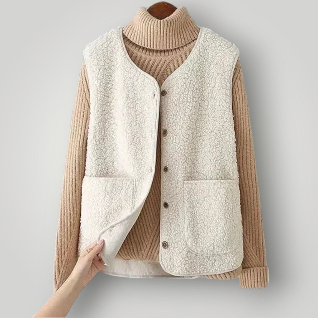 Gilet polaire beige Danoir Paris Colette FR784, douceur et confort, porté en mode décontracté.