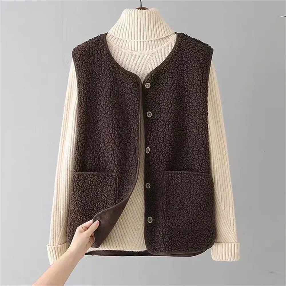 Gilet polaire beige Danoir Paris Colette FR784, douceur et chaleur, porté en extérieur ou à la maison.