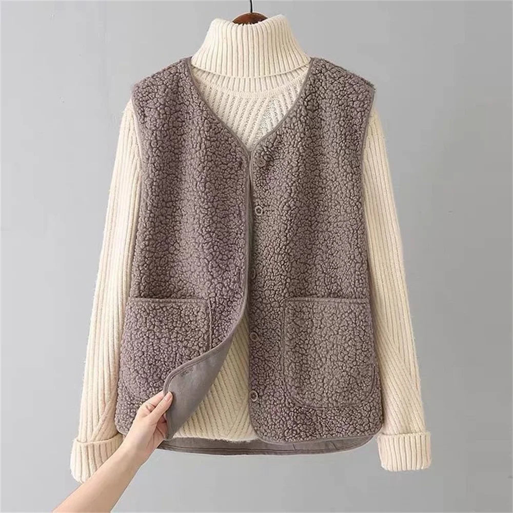 Gilet polaire beige Danoir Paris Colette FR784, coupe douce et confortable, porté en détail dans l'image.
