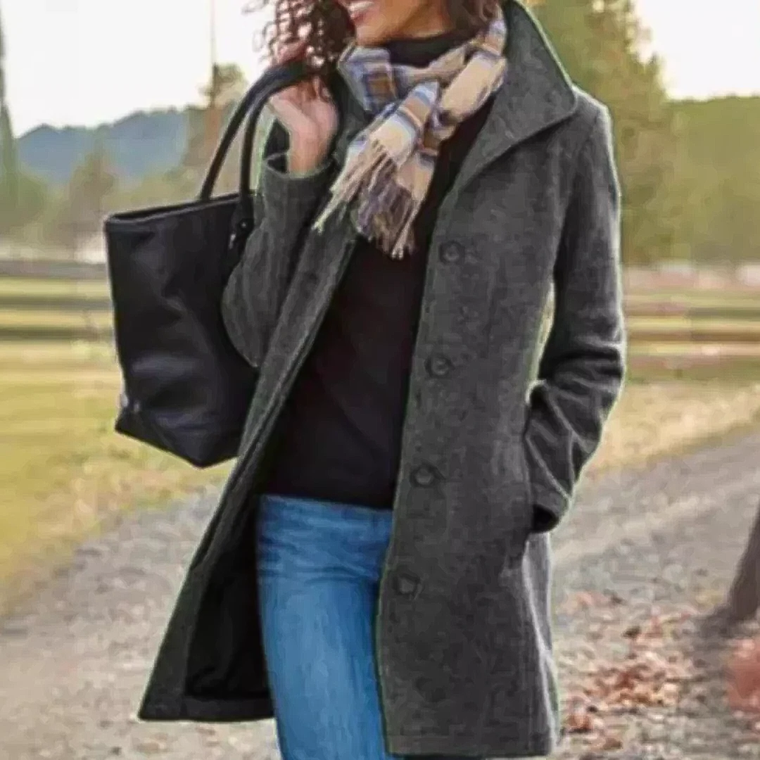 Veste classique élégante Leila de Danoir Paris en kaki, style intemporel et raffiné, vue de face sur un fond neutre.
