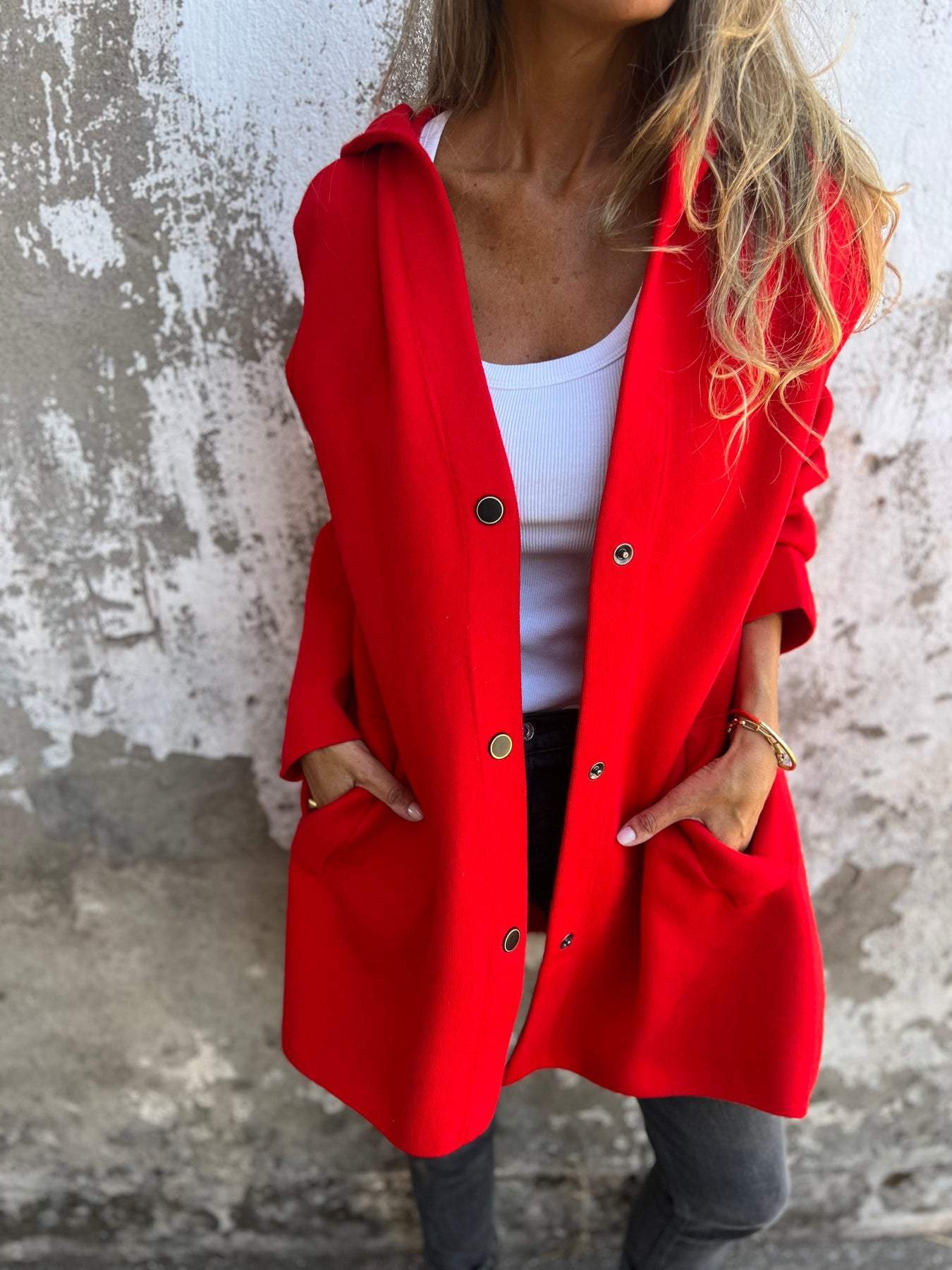 Gilet décontracté chic rouge Adriana de Danoir Paris, style élégant et confortable, porté en détail dans l'image.
