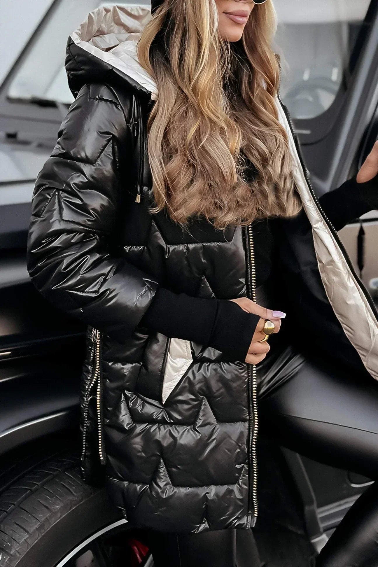 Manteau automnal élégant Nolwen de Danoir Paris, coupe sophistiquée et finition soignée, porté sur un fond neutre.