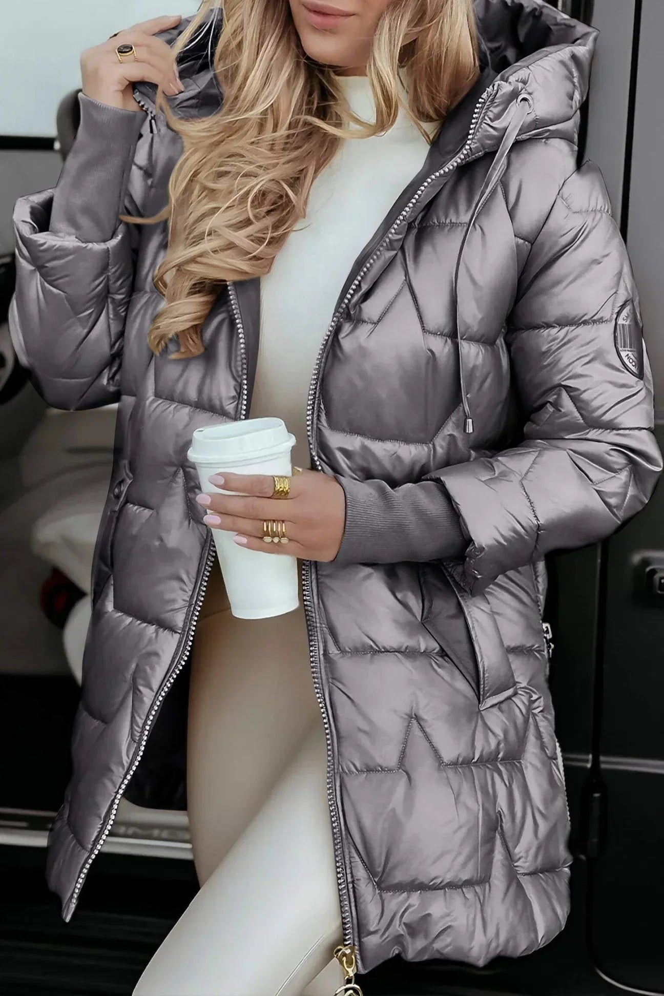 Manteau automnal élégant Nolwen de Danoir Paris, en tissu léger, porté sur une mannequin, couleur beige, style chic et sophistiqué
