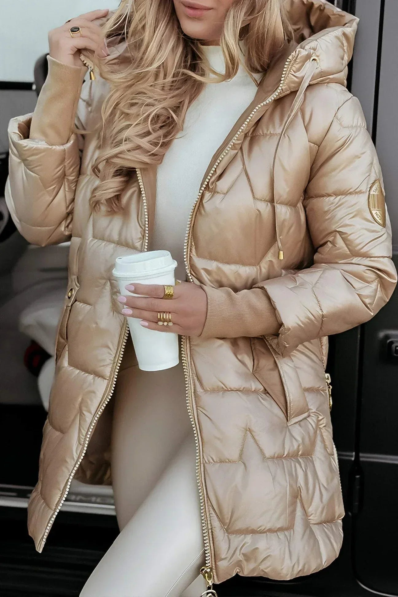 Manteau automnal élégant Nolwen de Danoir Paris, couleur beige, vue de face, tissu léger et style sophistiqué pour femmes.