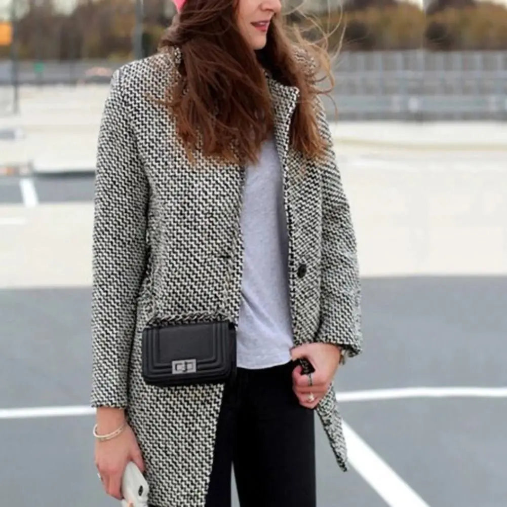 Manteau chic d'hiver Cheska de Danoir Paris, noir et blanc, style élégant, pour femmes, avant-plan avec détails de couture.
