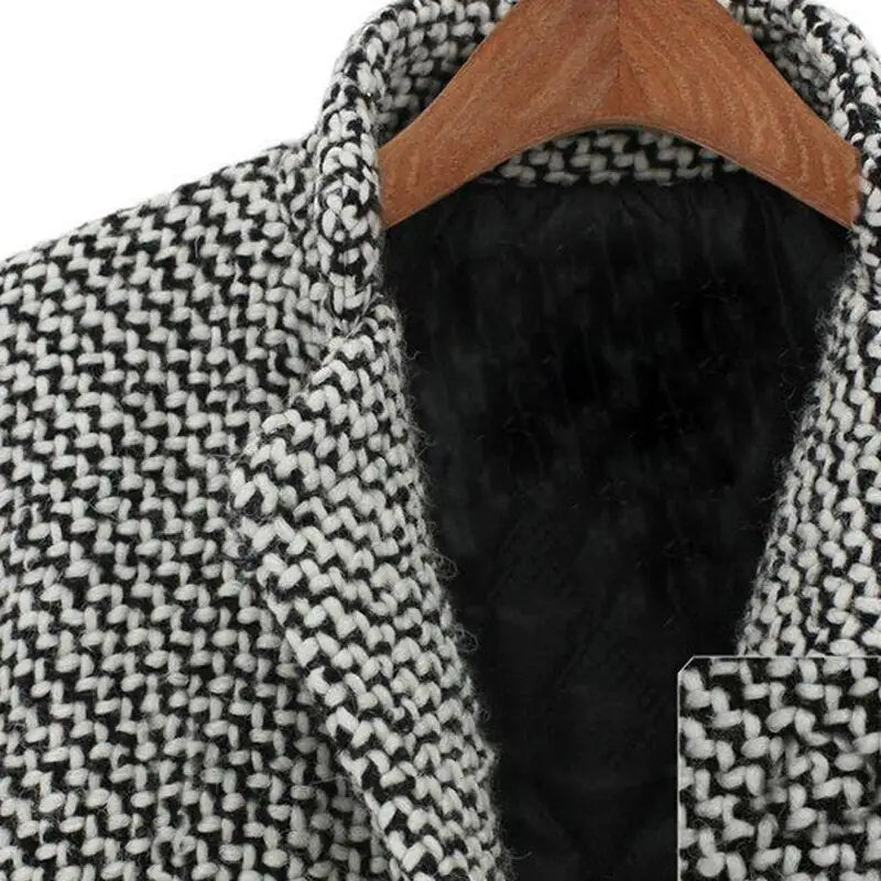 Manteau chic d'hiver Cheska de Danoir Paris en noir et blanc, élégant et chaud, adapté pour la saison froide.