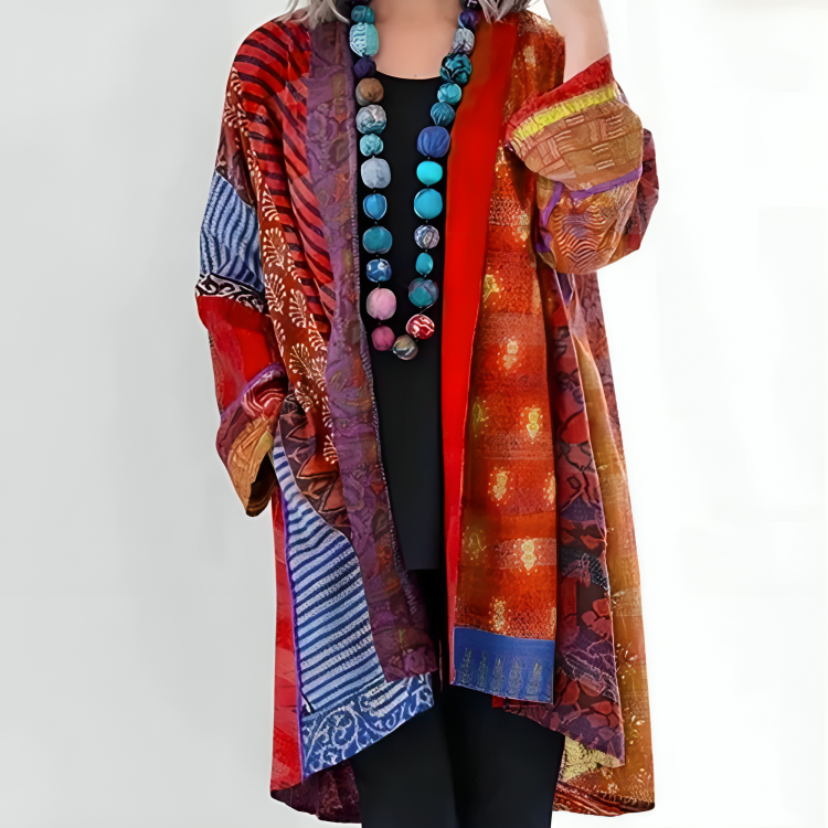 Gilet Sophie Danoir Paris en bleu, chic et confortable, porté avec détails visibles dans un style élégant et décontracté.