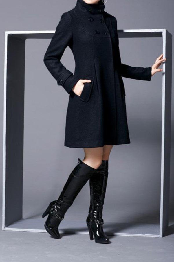 Veste élégante à capuche noire Danoir Paris Alice FR820 portée par une mannequin, vue de face.