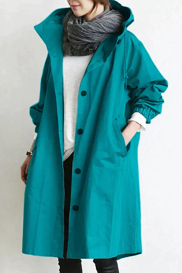 Imperméable élégant Dorothee Danoir Paris, trench-coat déperlant urbain avec style et coupe tendance, porté dans un contexte urbain.