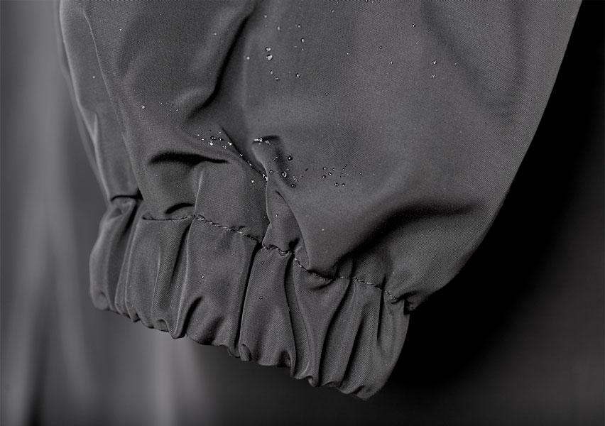 Imperméable élégant Dorothee Danoir Paris, trench-coat déperlant urbain avec capuche, porté dans un style tendance.