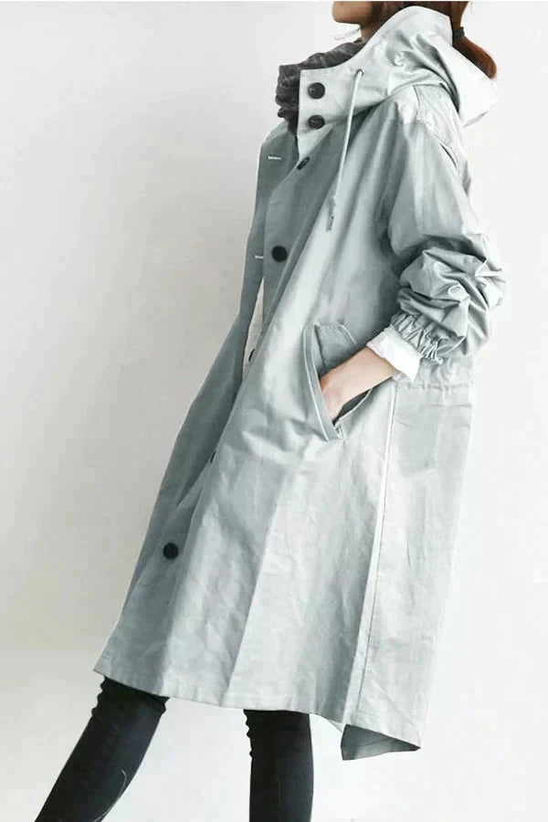Manteau trench-coat élégant déperlant Danoir Paris Dorothee en gris clair, style sophistiqué, porté sur un mannequin.