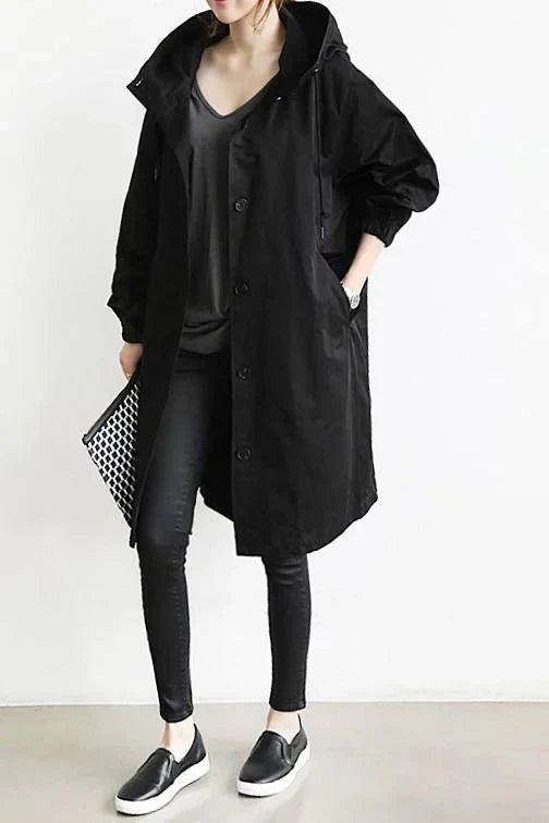 Trench-coat élégant Danoir Paris Dorothee FR830 gris clair, déperlant et sophistiqué, porté sur mannequin.