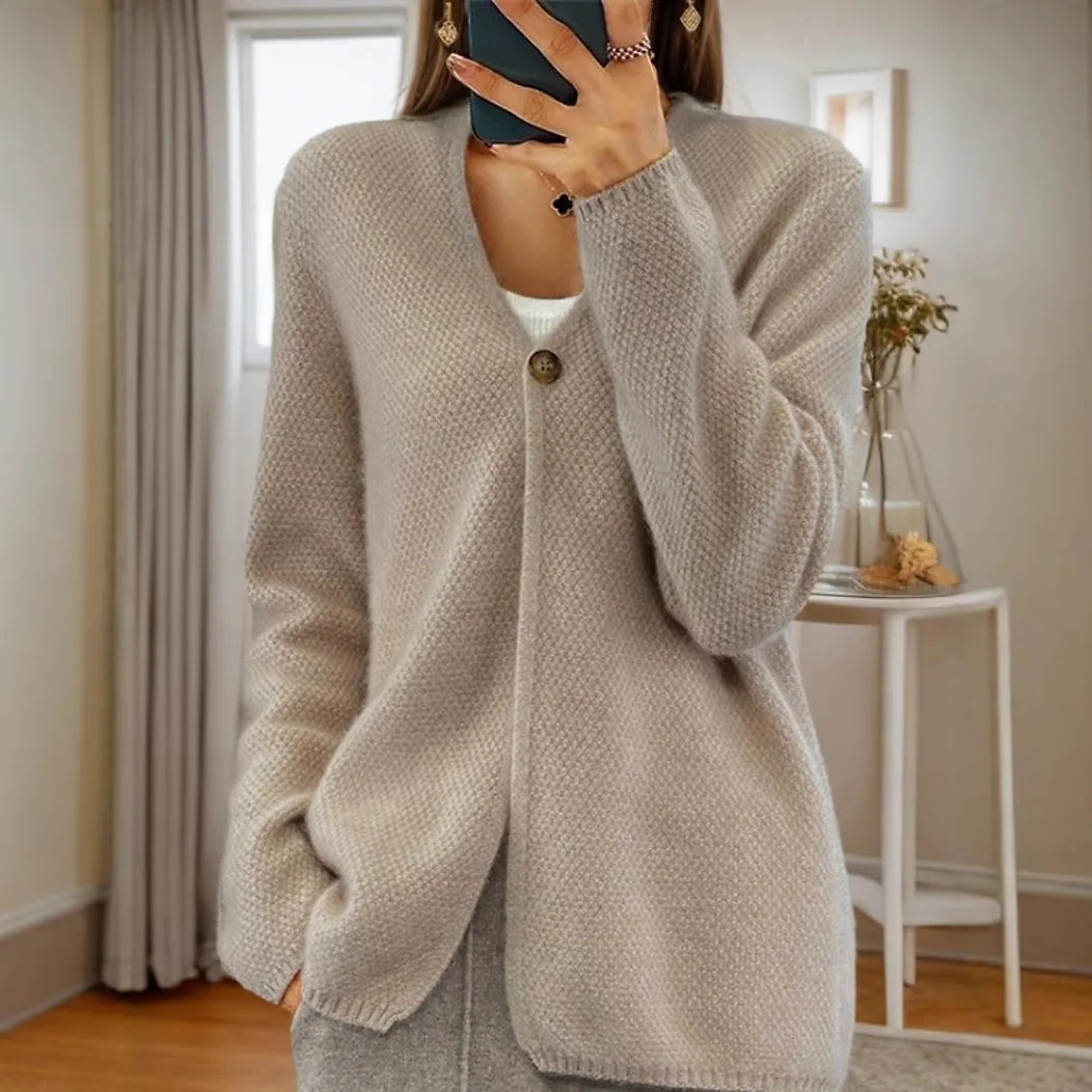 Vêtement femme Betina Danoir Paris, élégance douce et décontractée, avec détails en tissu léger et moderne dans une image colorée.