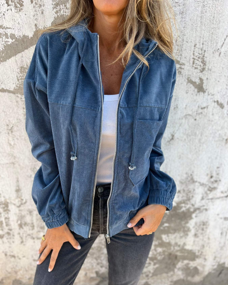 Veste en velours blanc Isabella de Danoir Paris, style rétro, vue de face, détail du tissu doux et élégant.