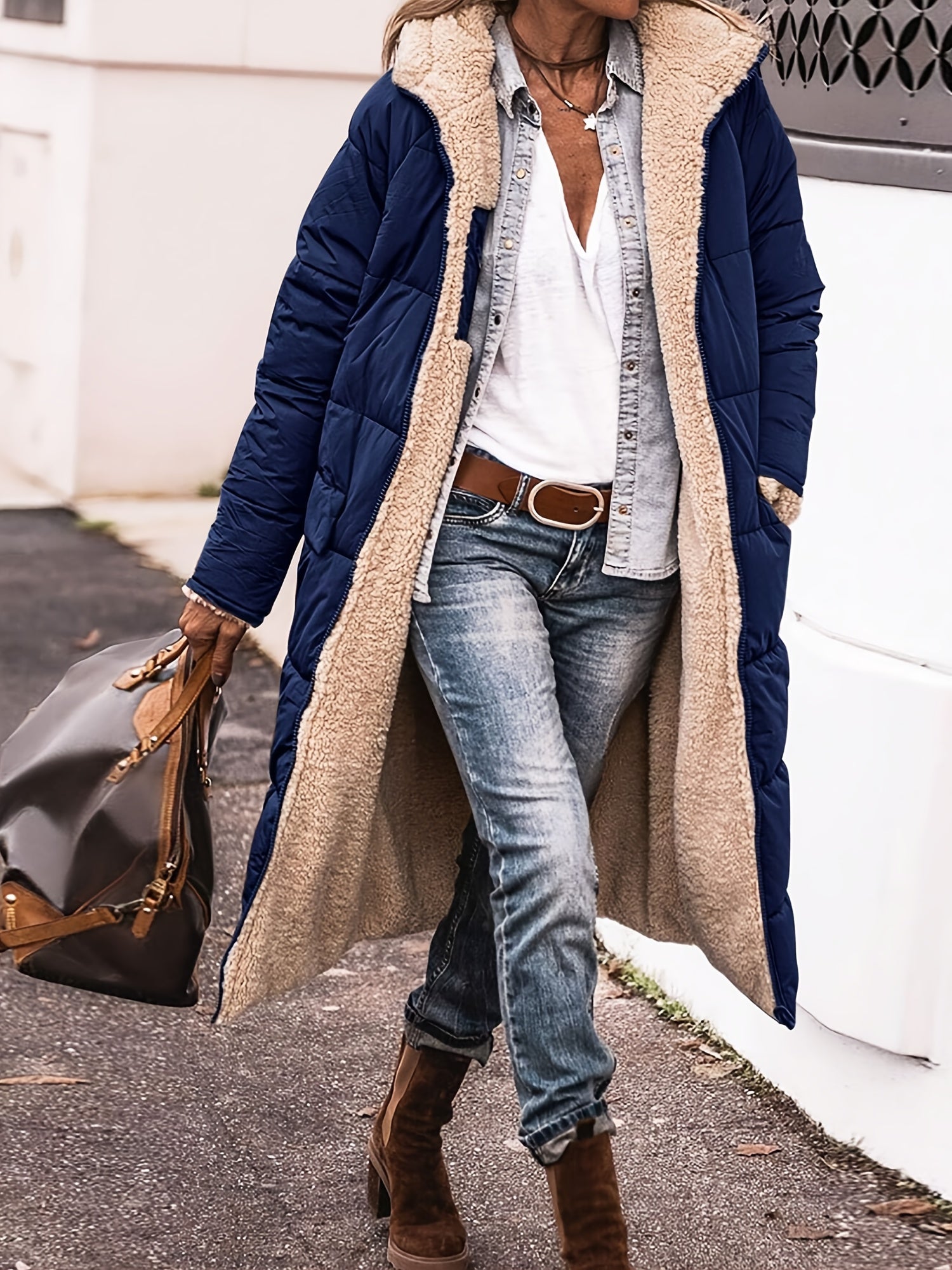 Manteau d'hiver chic noir Amelia de Danoir Paris, modèle FR844, avec coupe élégante et détails sophistiqués.
