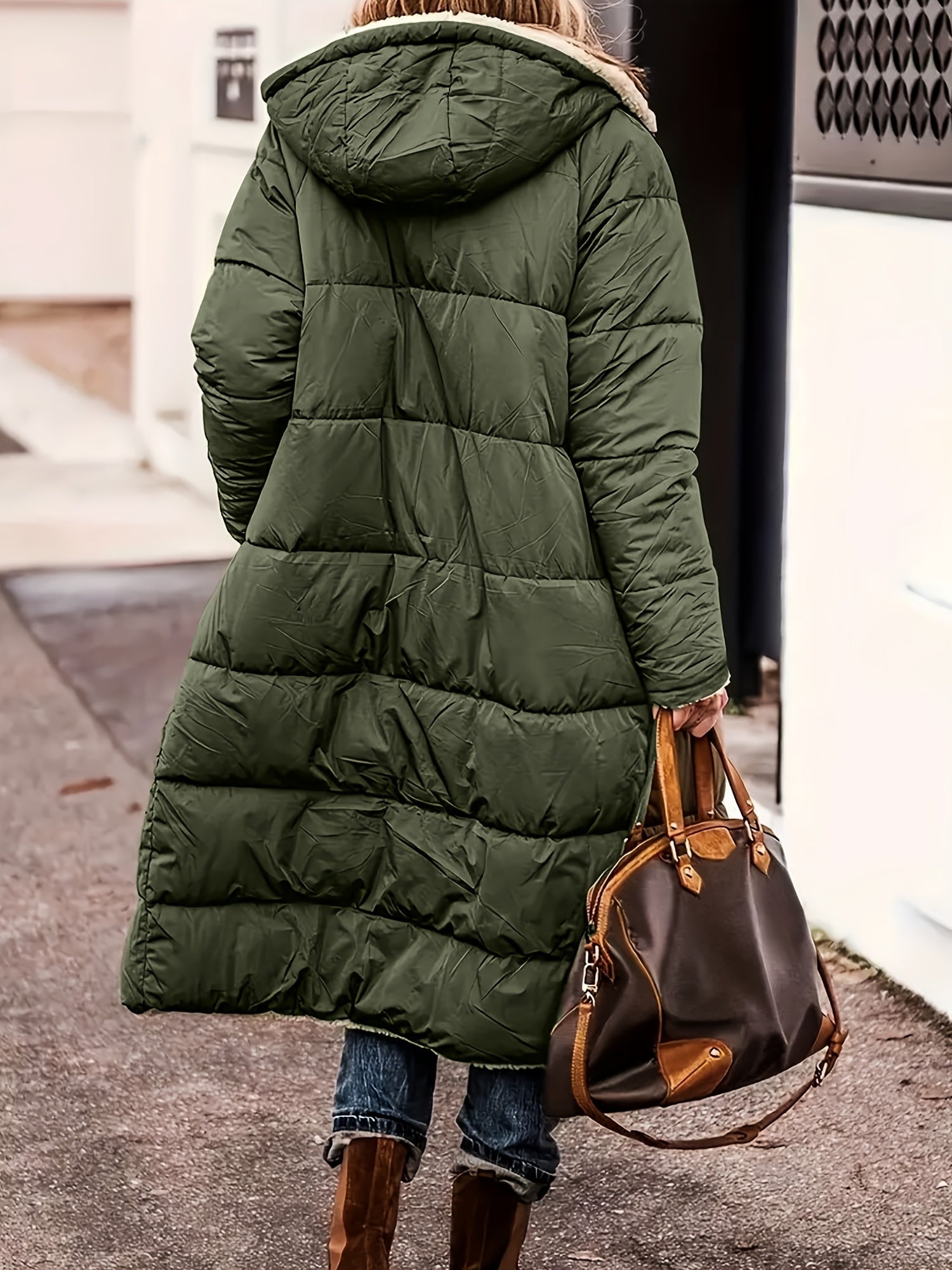 Manteau d'hiver chic Amelia de Danoir Paris, en tissu épais, coupe élégante avec col haut et détails sophistiqués.