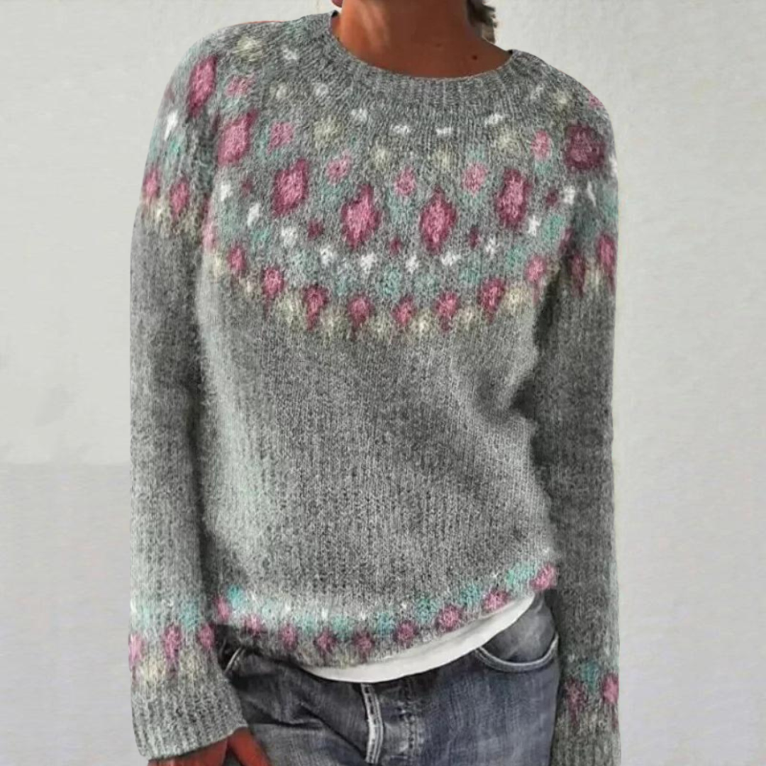 Pull Heather rétro chic de Danoir Paris, modèle FR845, en tissu doux avec détails élégants, porté par un mannequin.