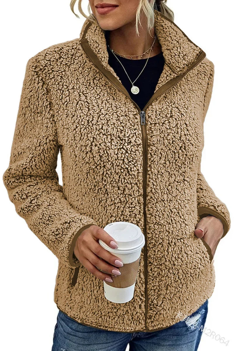 Veste en polaire élégante Sofia de Danoir Paris avec col montant chaud, idéale pour femmes, vêtement d'hiver confortable.