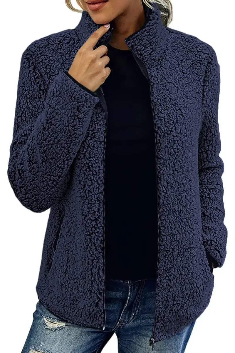 Veste en polaire élégante Sofia pour femmes de Danoir Paris, avec col haut chaud et style confortable.