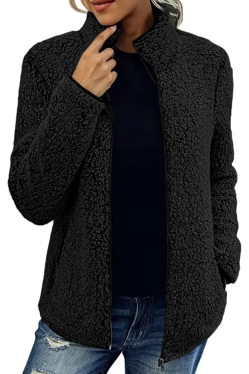 Veste en polaire élégante Sofia de Danoir Paris pour femmes avec col haut, coupe chaleureuse et tendance.