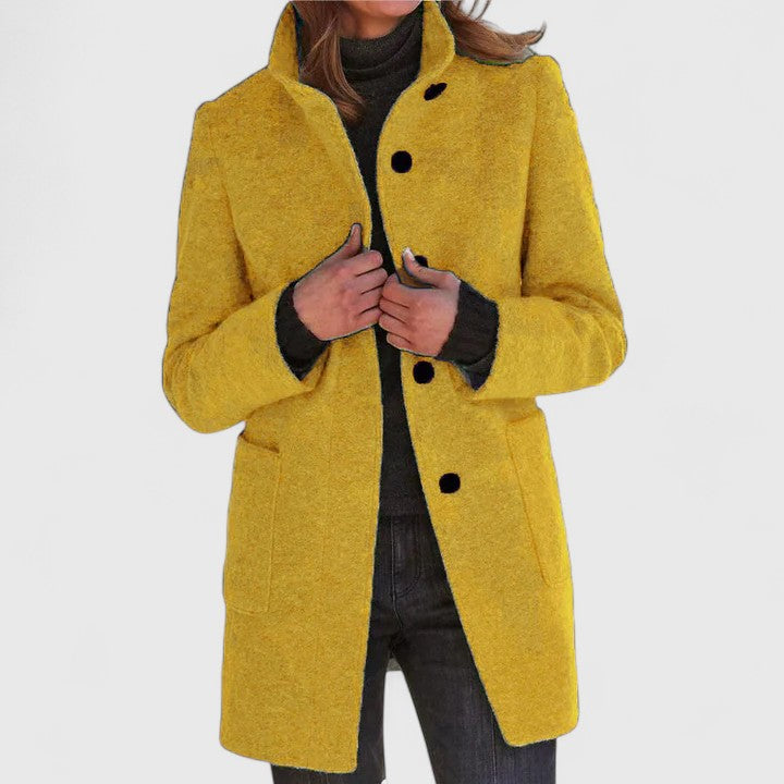 Manteau chic en laine Elenaaa de Danoir Paris, style élégant avec col et boutons, porté par un mannequin.
