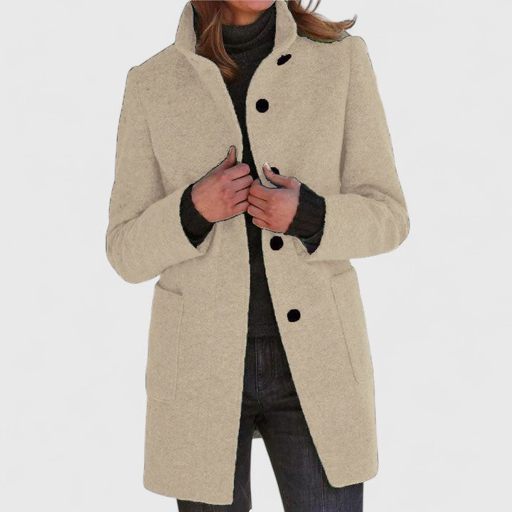 Manteau chic en laine Elenaaa de Danoir Paris, coupe élégante et moderne, porté en image, couleur neutre et tissu chaud.
