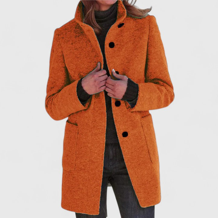 Manteau chic en laine Elenaaa de Danoir Paris, coupe élégante, tissu doux et chaud, porté sur un fond neutre.